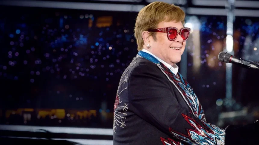 Elton John. Foto: Reprodução/Disney+.