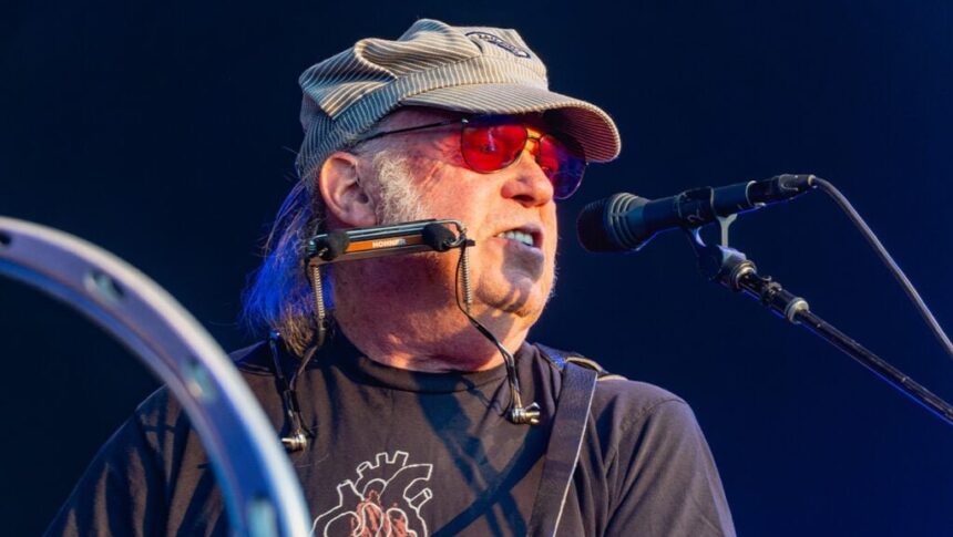 Neil Young. Crédito: Raph Pour-Hashem.
