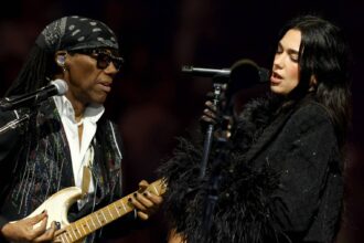 Dua Lipa e Nile Rodgers. Crédito: Arturo Holmes/Getty Images for ABA.