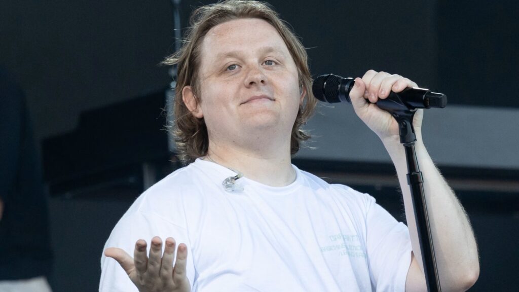 Lewis Capaldi canta ‘Something In The Heavens’ em supermercado