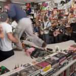 Brendan Yates do Turnstile no momento do stage dive. Crédito: Tiny Desk.