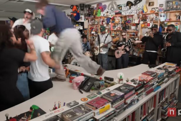 Brendan Yates do Turnstile no momento do stage dive. Crédito: Tiny Desk.