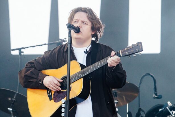 Lewis Capaldi. Crédito: Andy Ford for NME.