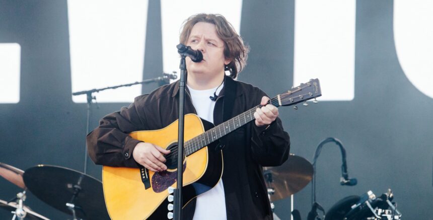 Lewis Capaldi. Crédito: Andy Ford for NME.