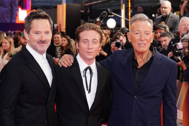 Scott Cooper, Jeremy Allen White e Bruce Springsteen. Crédito: Ian West/PA Images via Getty Images.