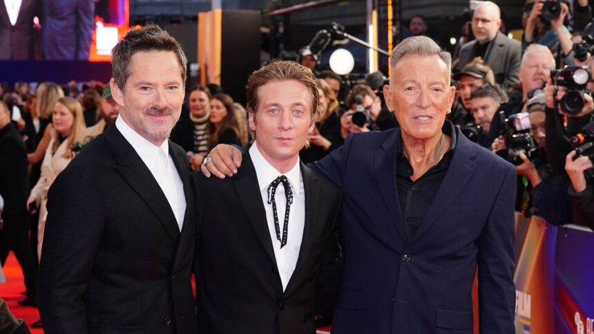 Scott Cooper, Jeremy Allen White e Bruce Springsteen. Crédito: Ian West/PA Images via Getty Images.