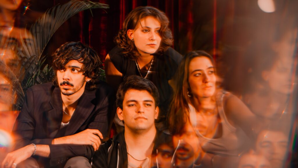 Os Pecados Tropicais marcam sonoridade rica em 1º álbum