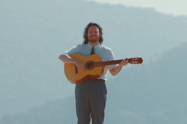 Teago Ooliveira. Crédito: Capa do álbum "Canções do Velho Mundo"