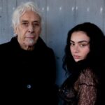 Charli XCX / John Cale. Foto: Henry Redcliffe.