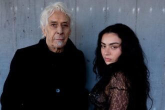 Charli XCX / John Cale. Foto: Henry Redcliffe.