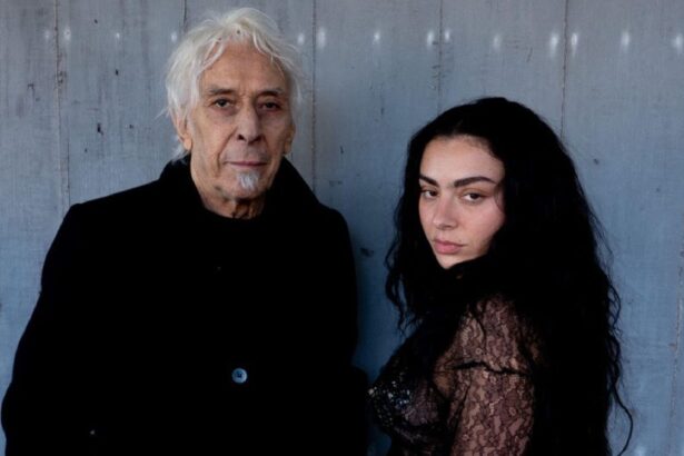 Charli XCX / John Cale. Foto: Henry Redcliffe.