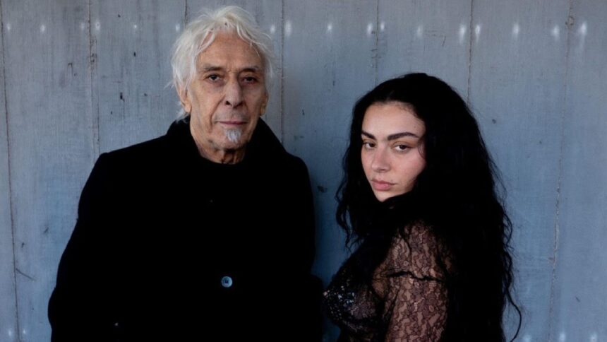 Charli XCX / John Cale. Foto: Henry Redcliffe.