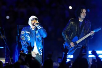 Jack White / Eminem na NFL. Foto: Kevin Sabitus/Getty Images.