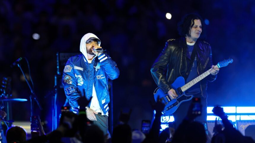 Jack White / Eminem na NFL. Foto: Kevin Sabitus/Getty Images.