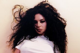 Charli XCX. Crédito: Harley Weir.