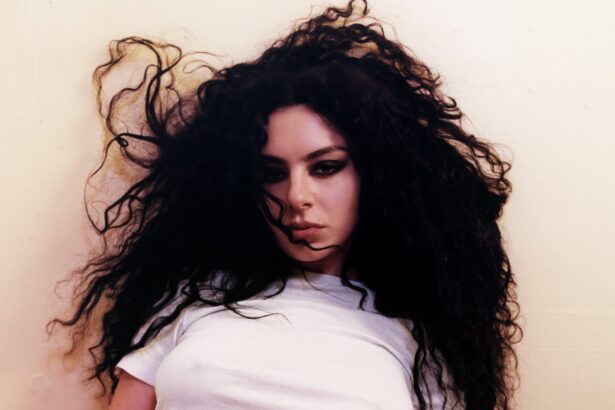 Charli XCX. Crédito: Harley Weir.