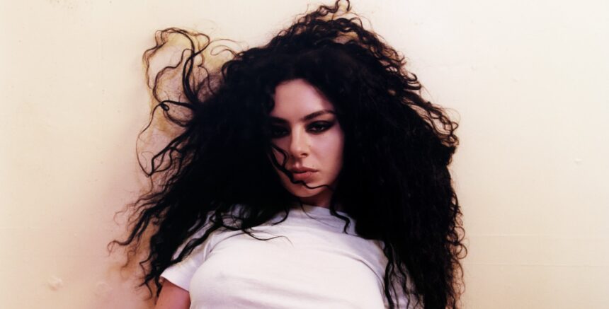 Charli XCX. Crédito: Harley Weir.