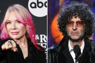 Nancy Wilson e Howard Stern. Crédito: Theo Wargo / Kevin Kane, Getty Images for RRHOF. Read More: Howard Stern in the Rock Hall? Nancy Wilson Wants It to Happen | https://ultimateclassicrock.com/howard-stern-rock-hall-nancy-wilson/?utm_source=tsmclip&utm_medium=referral