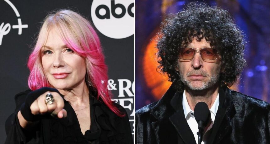 Nancy Wilson e Howard Stern. Crédito: Theo Wargo / Kevin Kane, Getty Images for RRHOF. Read More: Howard Stern in the Rock Hall? Nancy Wilson Wants It to Happen | https://ultimateclassicrock.com/howard-stern-rock-hall-nancy-wilson/?utm_source=tsmclip&utm_medium=referral