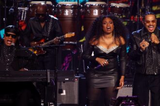 Stevie Wonder, Jennifer Hudson e Maxwell. Crédito: Kevin Kane/Getty Images RRHOF.