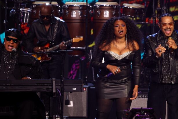 Stevie Wonder, Jennifer Hudson e Maxwell. Crédito: Kevin Kane/Getty Images RRHOF.