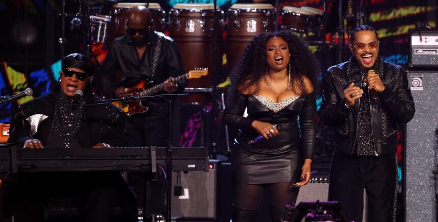 Stevie Wonder, Jennifer Hudson e Maxwell. Crédito: Kevin Kane/Getty Images RRHOF.