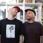 Joe Talbot do IDLES e o artista Penfold. Crédito: Tom Ham.