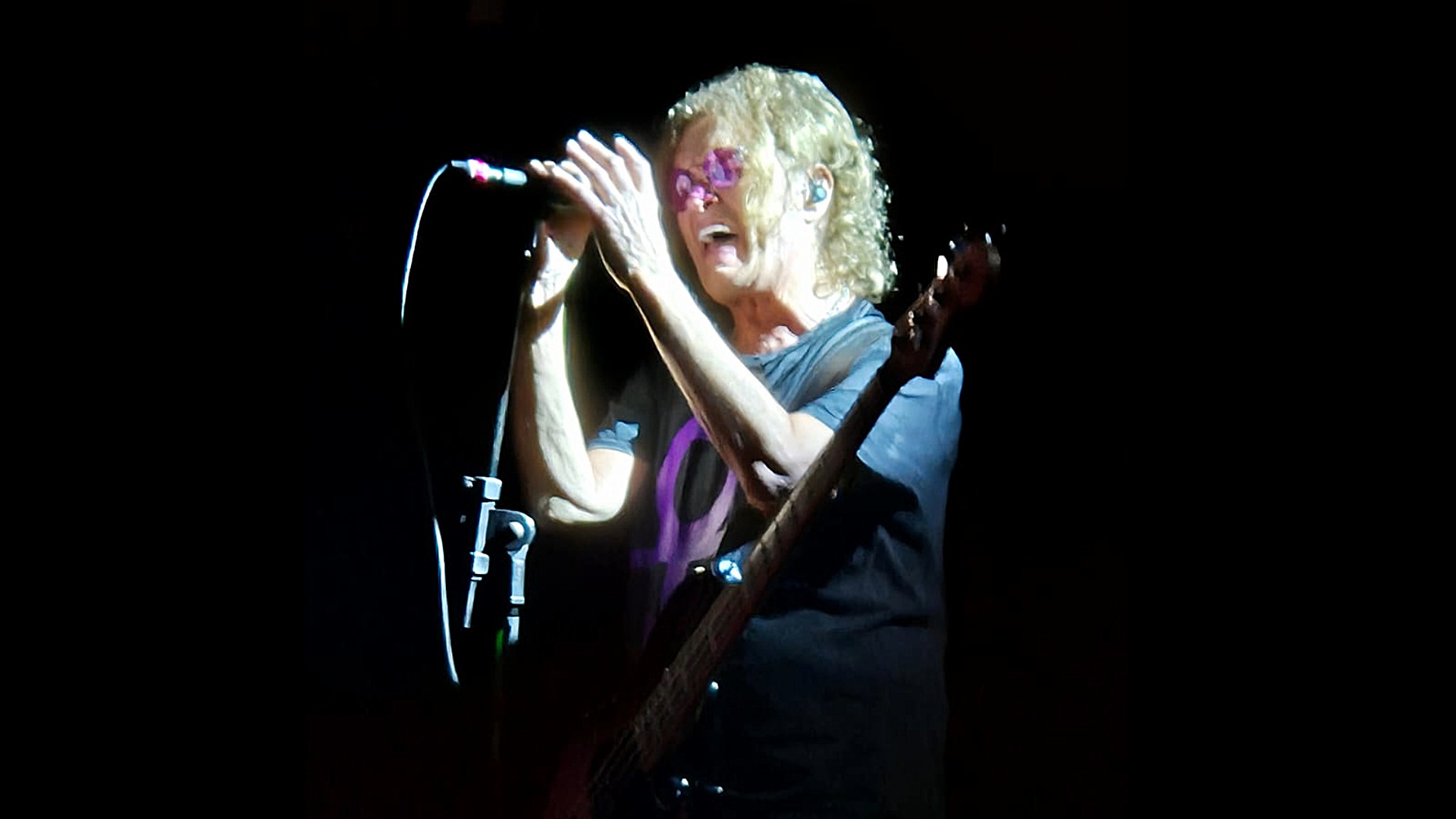 Glenn Hughes prova em show de Porto Alegre que idade não é um problema