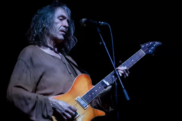 Robe Iniesta. Crédito: Reprodução/Getty Images.