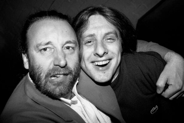 Peter Hook e Shaun Ryder na Hacienda, Manchester, 1989. Crédito: Peter J Walsh/Getty Images.