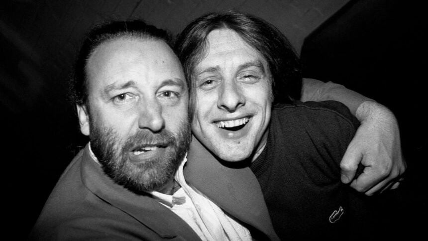 Peter Hook e Shaun Ryder na Hacienda, Manchester, 1989. Crédito: Peter J Walsh/Getty Images.