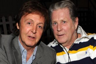 Paul McCartney / Brian Wilson. Crédito: Reprodução/Getty Images.