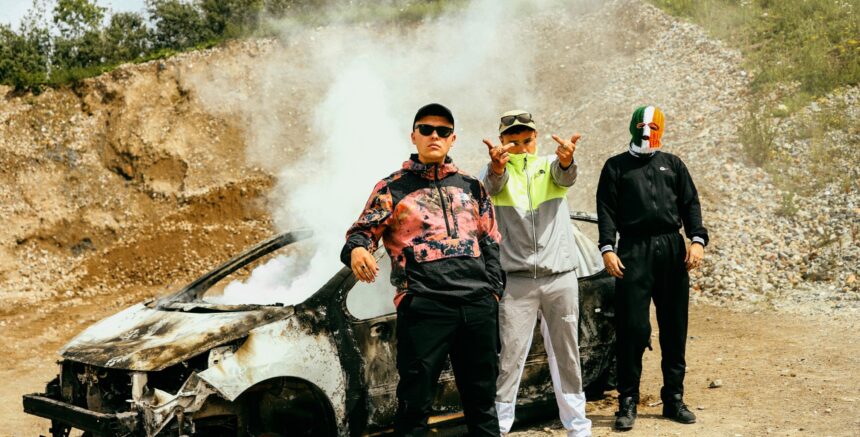 Kneecap. Crédito: Joseph Bishop for NME.