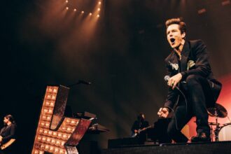 Brandon Flowers of The Killers. Crédito: Chris Phelps.