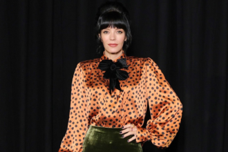 Lily Allen. Crédito: Reprodução/Instagram (@harpersbazaarus).