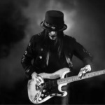 Mick Mars / Mötley Crüe. Crédito: Reprodução/Facebook.