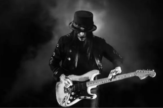 Mick Mars / Mötley Crüe. Crédito: Reprodução/Facebook.