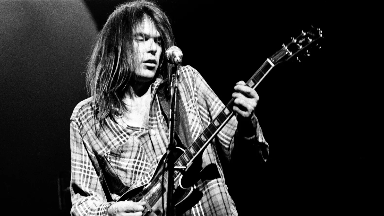 Mel, maconha e melancolia: o lado sombrio da genialidade de Neil Young