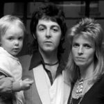 Paul, Linda e Stella McCartney. Crédito: Michael Putland/Getty Images.
