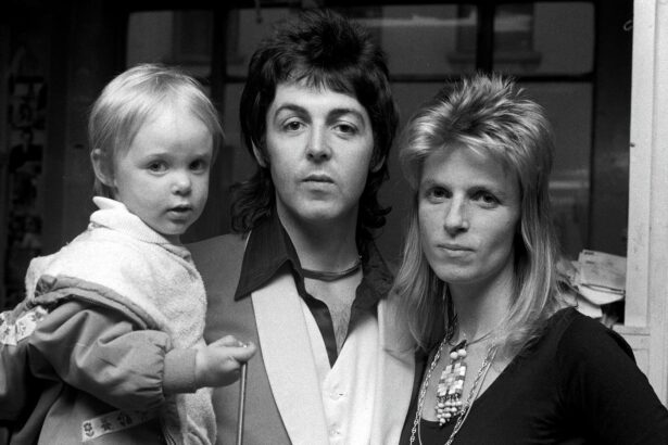 Paul, Linda e Stella McCartney. Crédito: Michael Putland/Getty Images.
