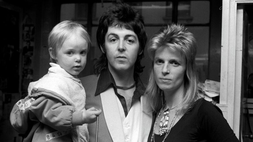 Paul, Linda e Stella McCartney. Crédito: Michael Putland/Getty Images.