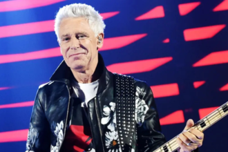 Adam Clayton. Crédito: John Shearer/Getty Images.