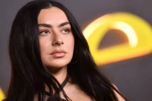 Charli XCX. Crédito: Chris Delmas/AFP/Getty Images.