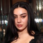 Charli XCX. Crédito: Jerritt Clark/Getty Images/ W Magazine.