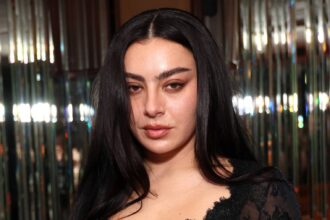 Charli XCX. Crédito: Jerritt Clark/Getty Images/ W Magazine.