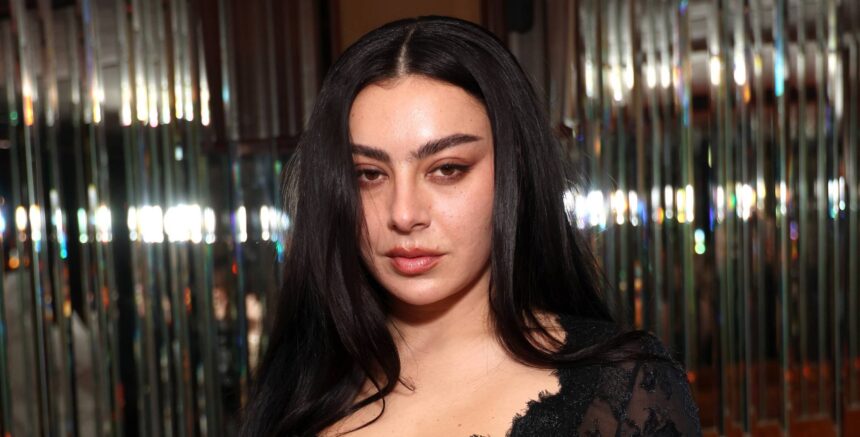 Charli XCX. Crédito: Jerritt Clark/Getty Images/ W Magazine.