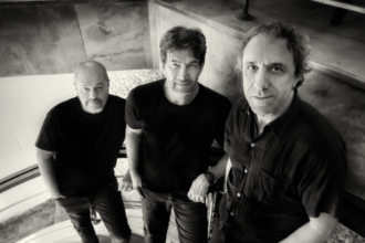 Violeta de Outono. Crédito: Reprodução/Site Oficial.