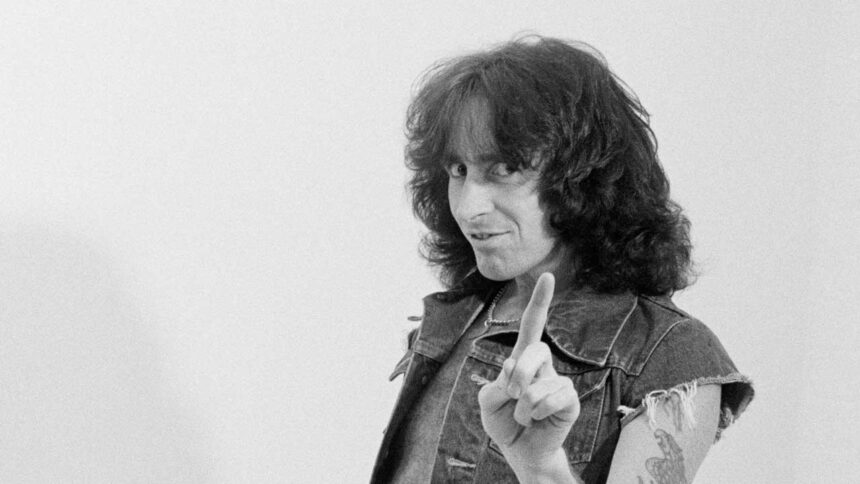 Bon Scott. Crédito: Fin Costello/Getty Images