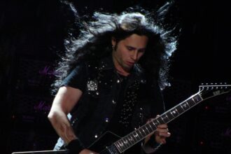 Gus G. Crédito: Alberto Cabello/Wikimedia Commons