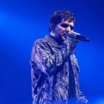 Adam Lambert. Crédito: Coco Amos.